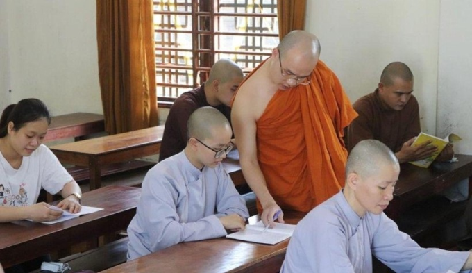 Nhà sư trẻ 'luyện' Ngữ văn miễn phí